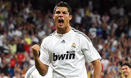 C. Ronaldo tái diễn pha chuyền bóng bằng lưng điệu nghệ