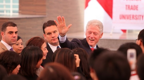 Cựu Tổng thống Mỹ Bill Clinton nói chuyện với SV VN