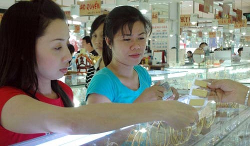 Vàng đứng trước áp lực giảm giá