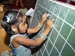 Bé gái 4 tuổi viết 13 ngoại ngữ bằng 2 tay