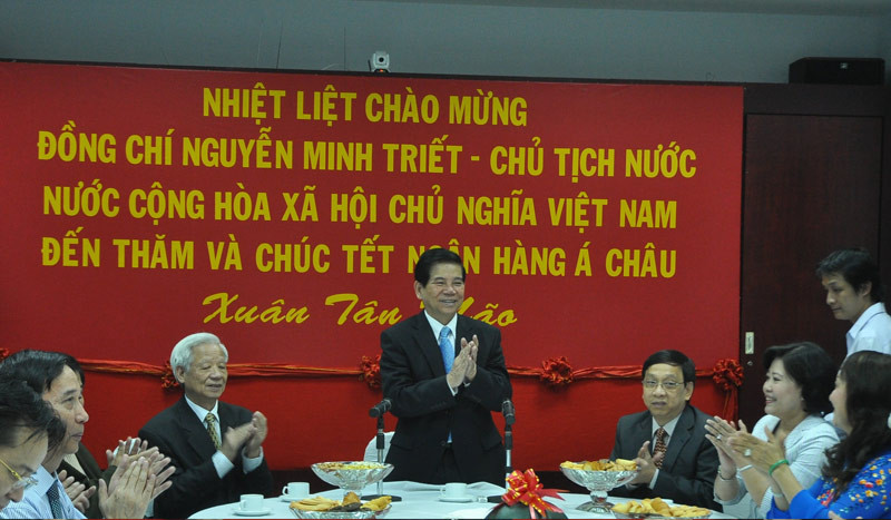 Chủ tịch nước Nguyễn Minh Triết đến thăm các doanh nghiệp