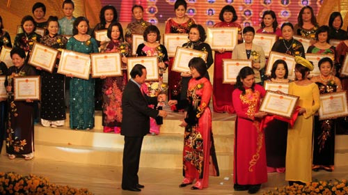 100 nữ doanh nhân nhận cúp Bông hồng vàng