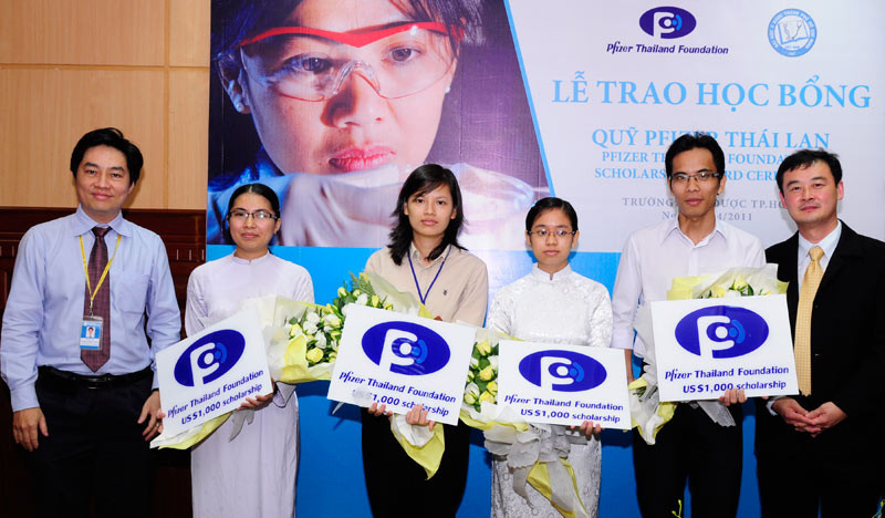 Quỹ Pfizer Thái Lan trao học bổng cho sinh viên ĐH Y Dược TP.HCM