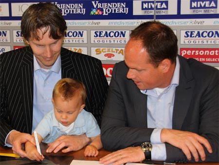 Đội bóng Hà Lan ký hợp đồng với cậu nhóc một tuổi rưỡi