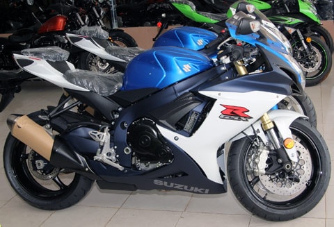 Cặp đôi Suzuki GSX-R 2011 ở Sài Gòn