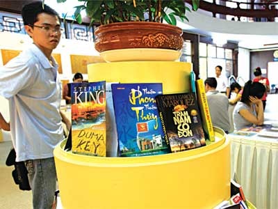 Hạ bệ thần tượng hay bảo vệ những giá trị cộng đồng?