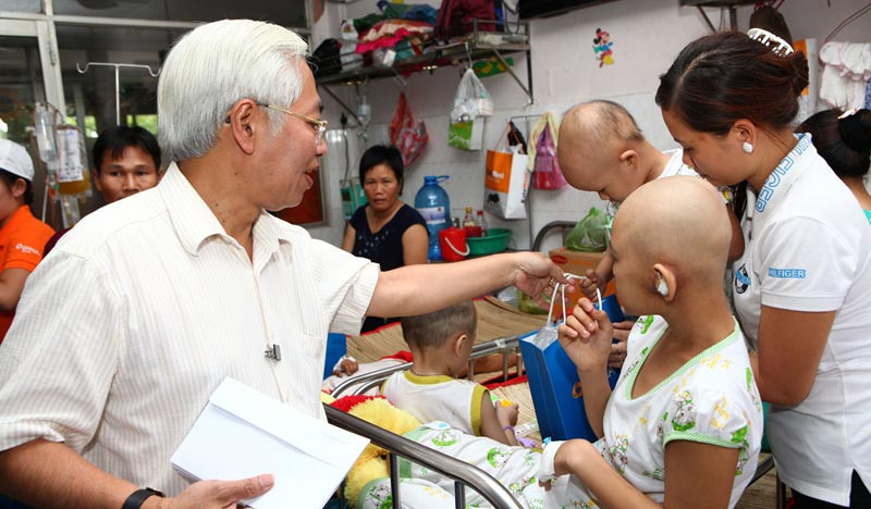 Ngân hàng Đông Á tặng quà bệnh nhi bệnh viên ung bướu TP.HCM
