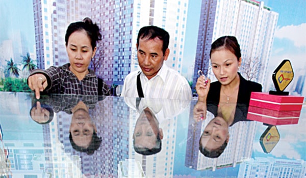 Người ngoài cười nụ, người trong khóc thầm?