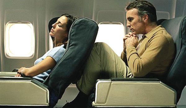 Nên hay không nên ngả ghế trên máy bay?
