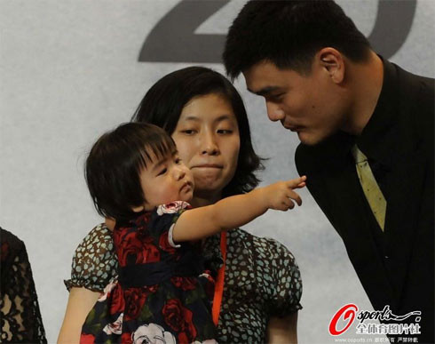 Yao Ming khoe con gái trong ngày tuyên bố giải nghệ