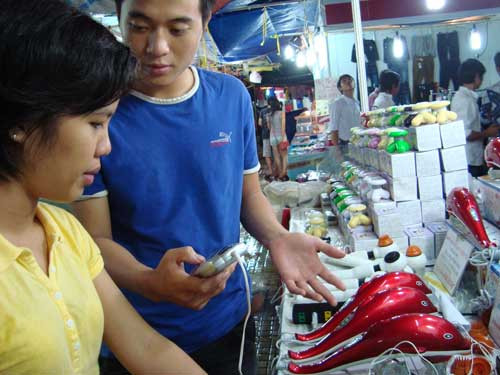 Hàng ngoại ở hội chợ hàng Việt