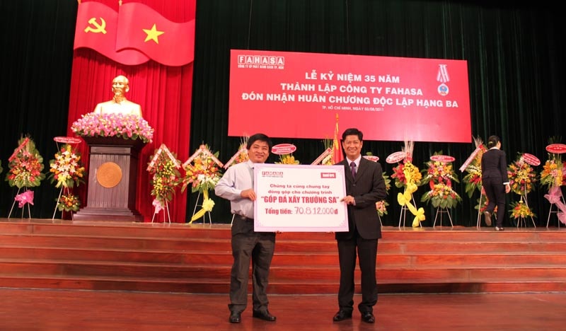 Fahasa đón nhận Huân chương Độc Lập hạng Ba 