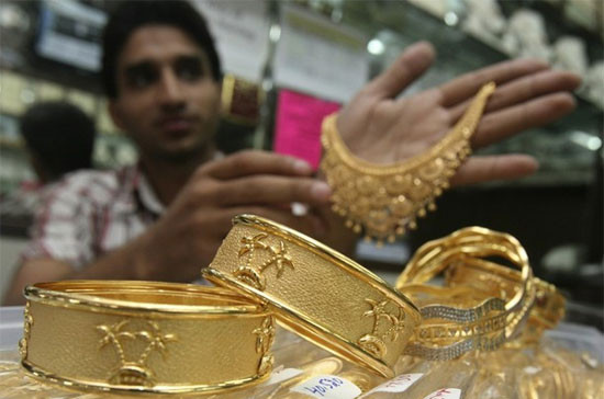Dân Ấn Độ cũng nháo nhác mua vàng 