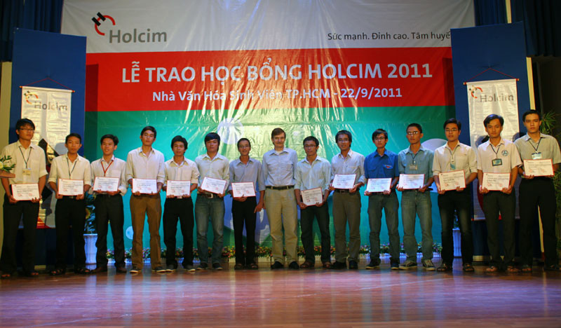 Doanh nghiệp trao học bổng cho học sinh tại TP.HCM