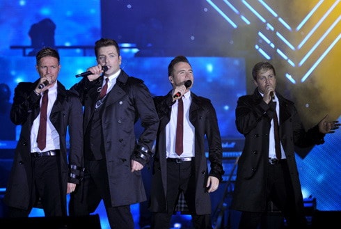 Westlife 'cháy' cùng fan trên sân Mỹ Đình