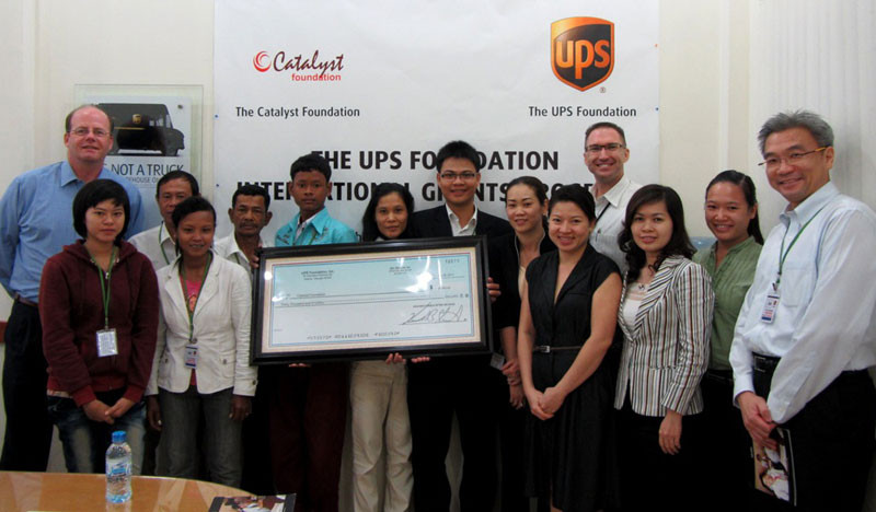 UPS trao tặng 30.000 đô-la Mỹ hỗ trợ tỉnh Đồng Tháp và Kiên Giang 