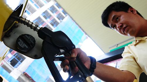 Sửa luật để giảm giá xăng dầu 