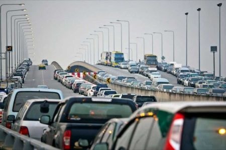  Hàng ngàn ô tô biến đường cao tốc thành bãi đậu xe