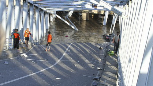 Indonesia: sập cầu, hơn 20 người chết, bị thương