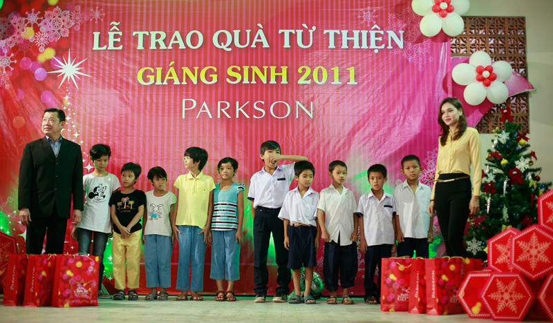 Miss parkson 2011 Lê Thu An làm thiện nguyện