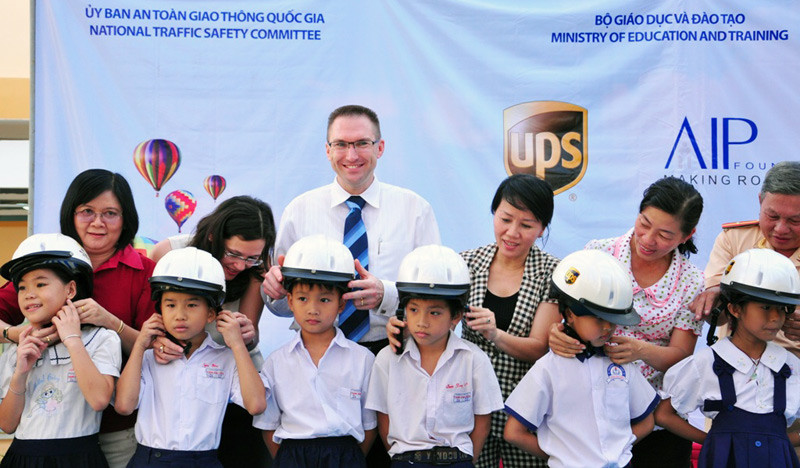 UPS tặng 1.870 mũ bảo hiểm trẻ em VN
