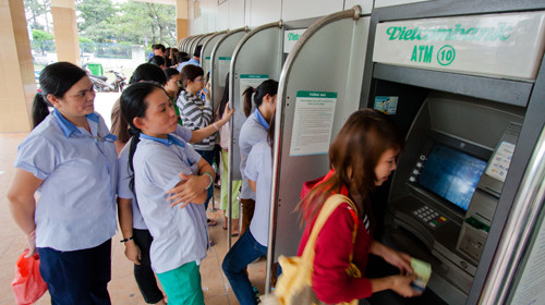 Rút tiền từ máy ATM: Chầu chực là... khó tránh!