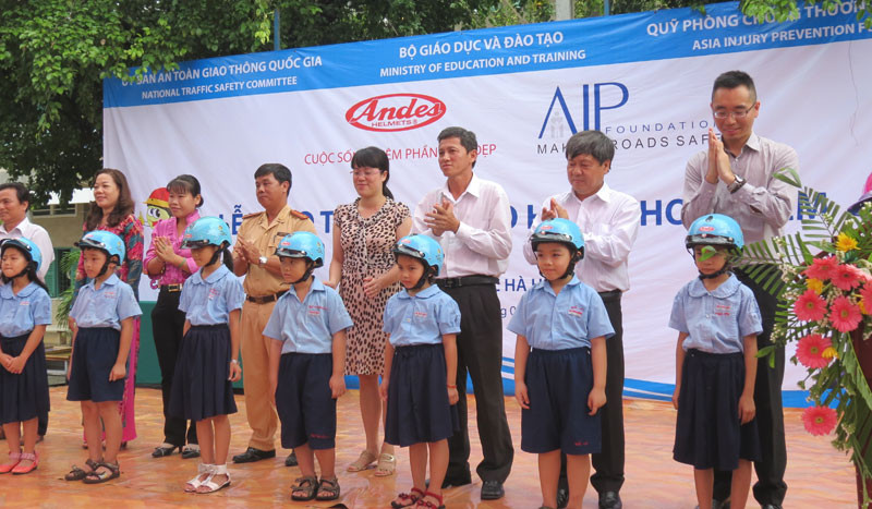 Công ty Long Huei tặng mũ bảo hiểm cho học sinh