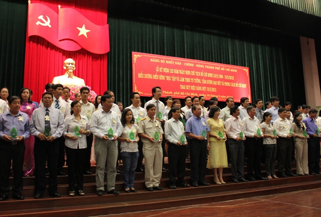 Chi bộ HUBA nhận bằng khen của Đảng ủy khối Dân - Chính - Đảng