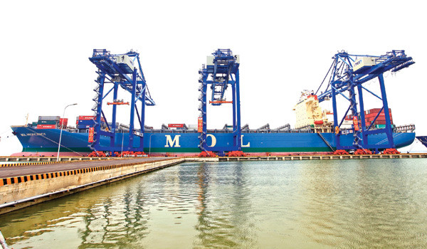 Đầu tư cảng biển: Treo cẩu chờ tàu