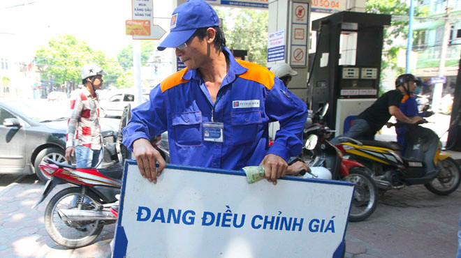 Tăng giá xăng dầu: Đẩy khó cho người tiêu dùng