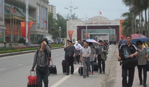 Quảng Ninh: Hỗn loạn đón khách du lịch Trung Quốc