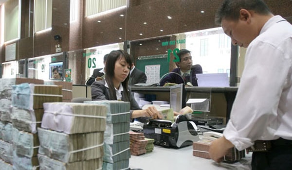 Ngân hàng mang tiền đi... gửi