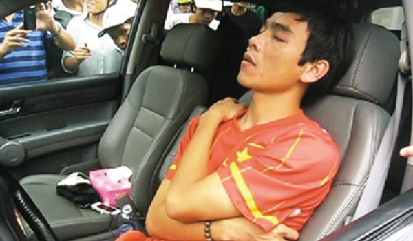 Phải đấu... ngoài sân