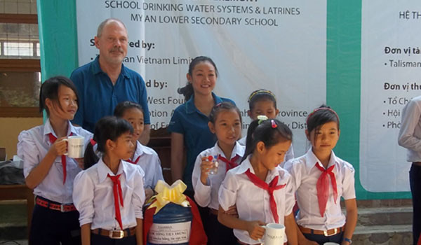 1.000 học sinh và giáo viên được sử dụng nước sạch