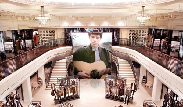 Cửa hàng hiện đại của thương hiệu thời trang Burberry