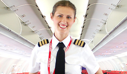 Nữ phi công Ba Lan xinh đẹp trên đường bay Việt