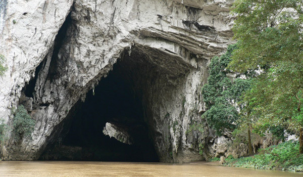 Xuôi sông Năng thăm động Puông và thác Đầu Đẳng