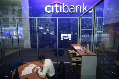 Các ngân hàng quốc tế ồ ạt sa thải nhân viên 