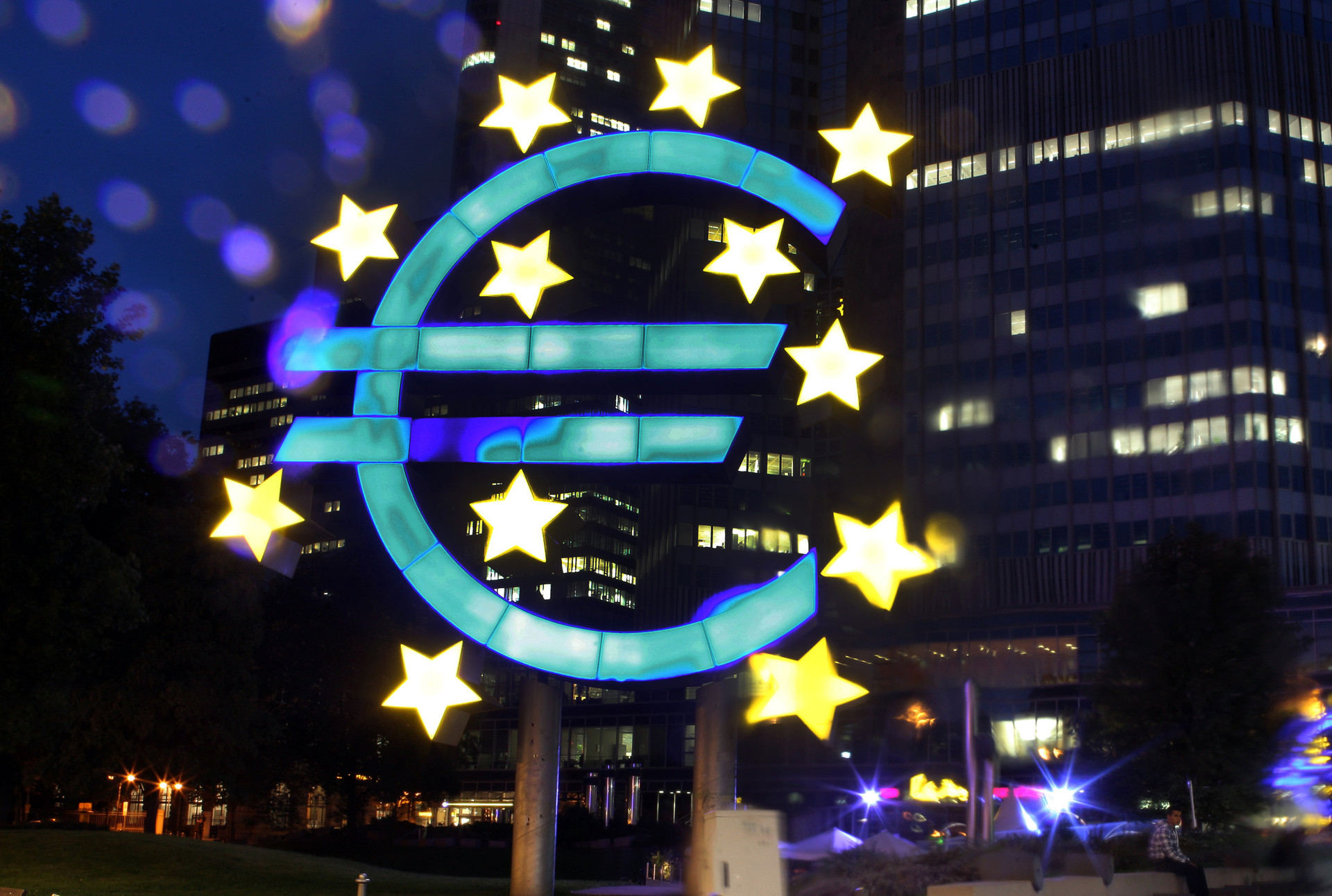 ECB trực tiếp kiểm soát 1.000 ngân hàng Eurozone