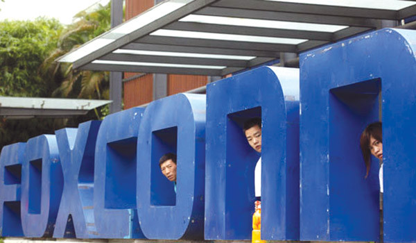 Foxconn:  Người khổng lồ muốn đứng hai chân