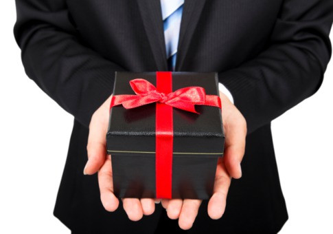 8 loại quà không nên tặng sếp và đồng nghiệp