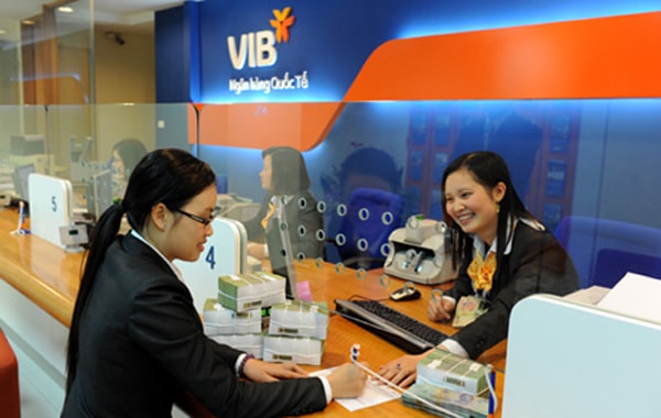 Nhiều ngân hàng miễn phí giao dịch ATM