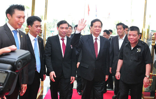 Thủ tướng Nguyễn Tấn Dũng thăm nhà máy phân bón năm sao