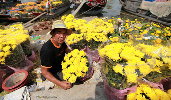 Chợ hoa bên sông