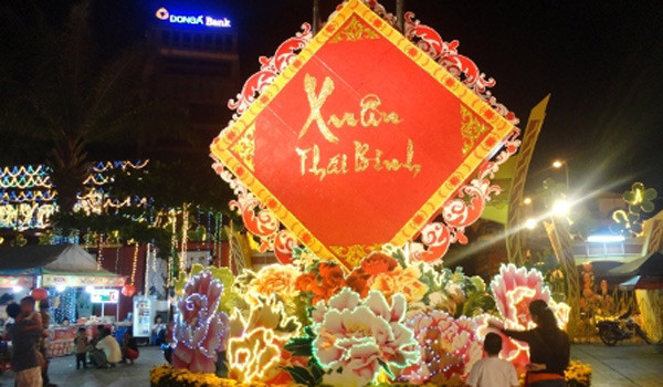 Người Sài Gòn rộn ràng với Hội đèn hoa Xuân