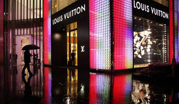 Louis Vuitton có thể mua Burberry và Tiffany