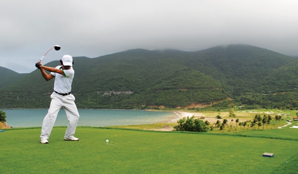 Thể hiện hình ảnh lịch lãm trên sân golf