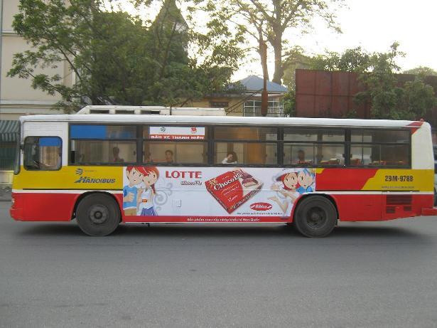 Quảng cáo trên xe buýt: Cấm sẽ thiệt?