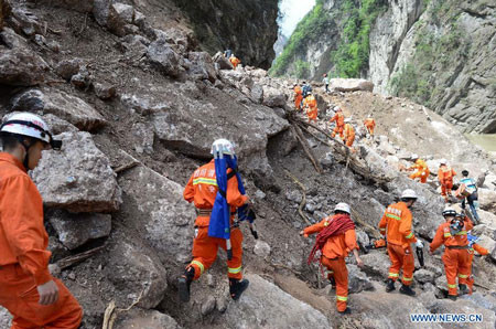 Động đất ở Tứ Xuyên: Hơn 150 người chết, 3.000 người bị thương