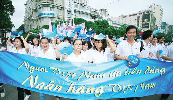 Hàng Việt vui với người Việt
